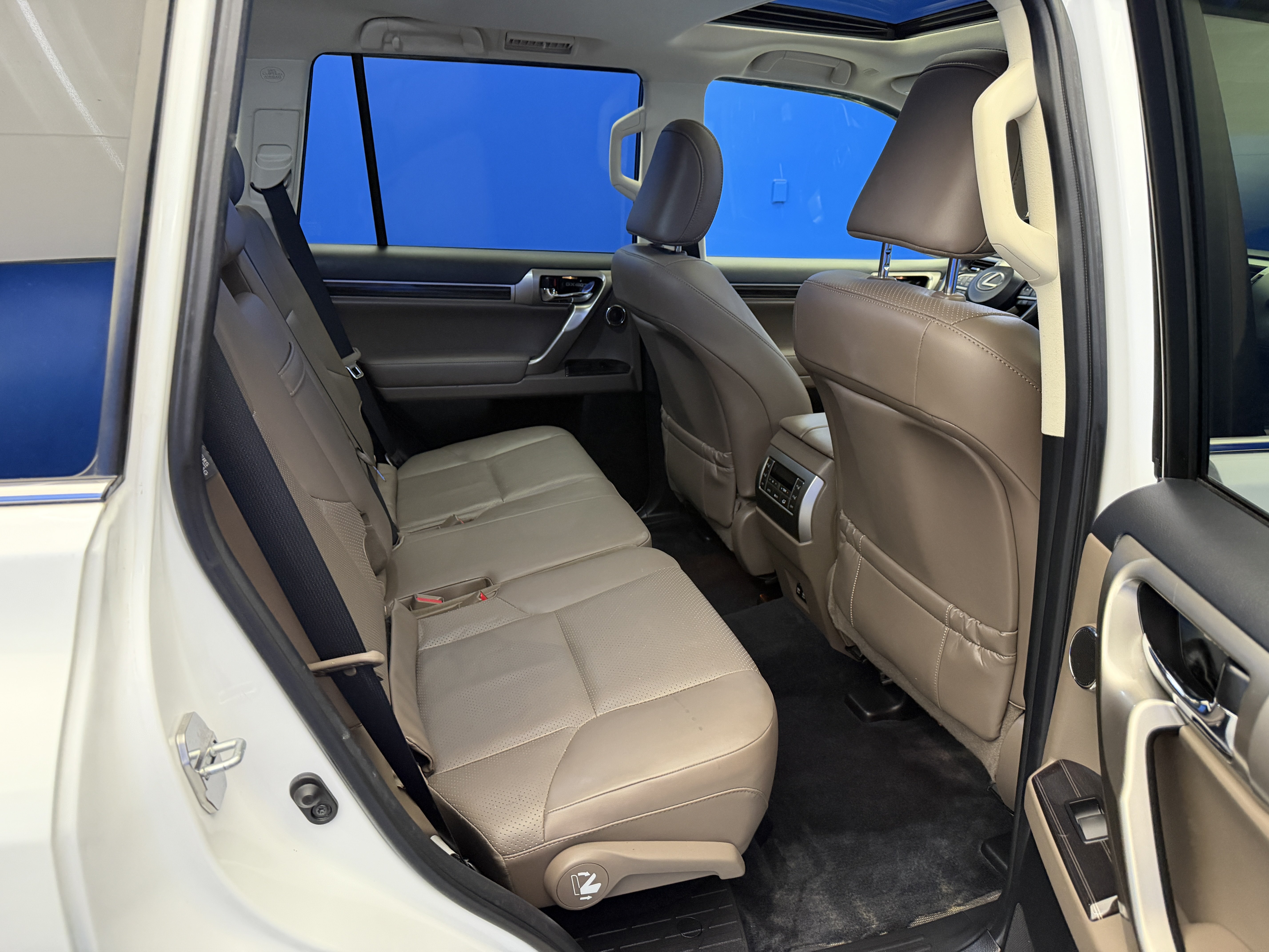 Used 2020 Lexus GX 460 Luxury w/ Accessory Package AWD/4WD image 27