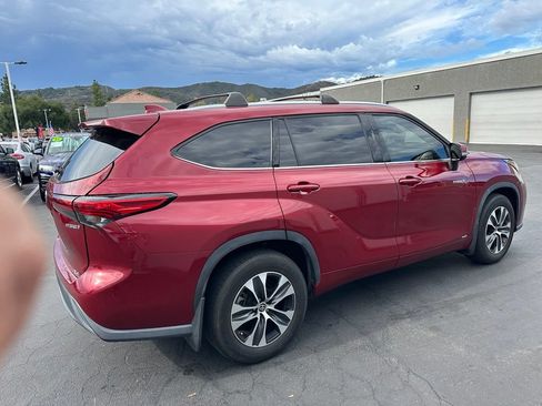 Used 2021 Toyota Highlander XLE AWD/4WD image 3