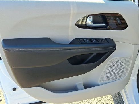 Used 2023 Chrysler Pacifica Limited FWD image 10