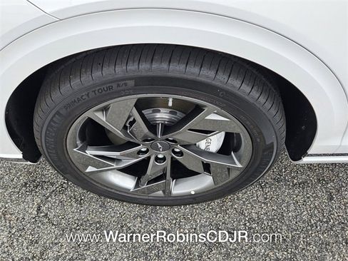 Used 2025 Genesis Electrified GV70 w/ Prestige Package image 18