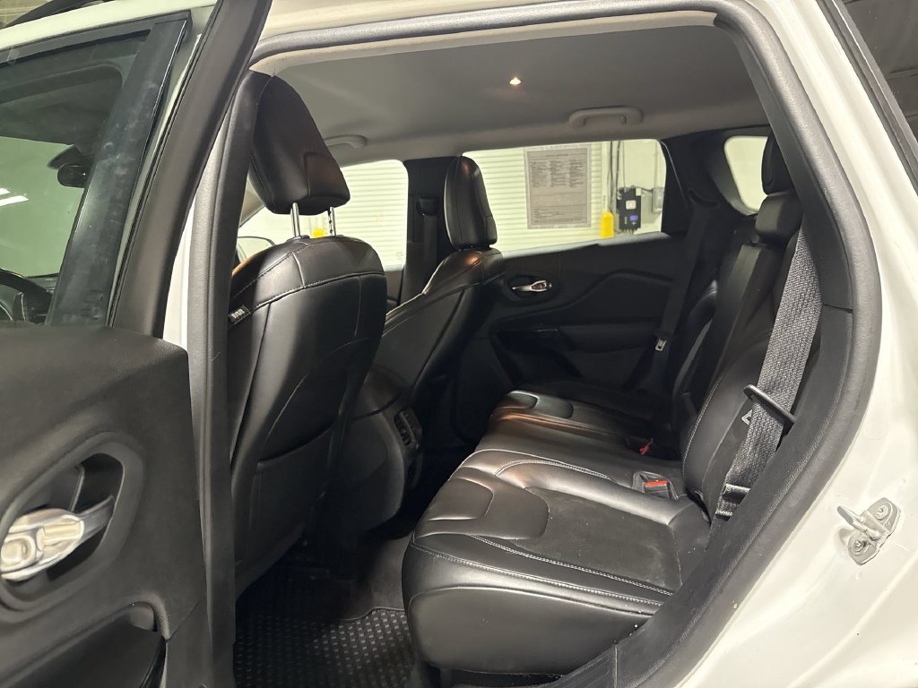 Used 2020 Jeep Cherokee Latitude Plus AWD/4WD image 22