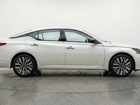 Used 2025 Nissan Altima 2.5 SV FWD image 11