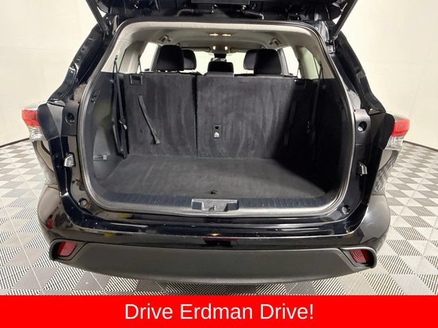 Used 2022 Toyota Highlander LE FWD image 34