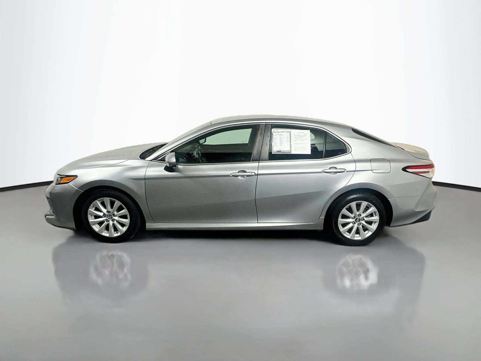 Used 2018 Toyota Camry LE FWD image 4