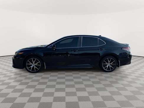 Used 2022 Toyota Camry SE w/ Cold Weather Package AWD/4WD image 4