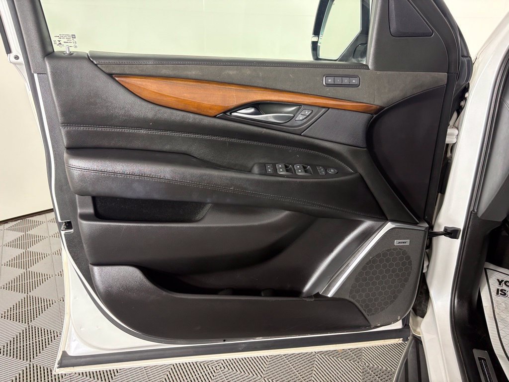 Used 2019 Cadillac Escalade Luxury AWD/4WD image 15