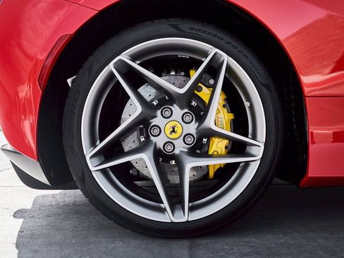 Used 2022 Ferrari F8 Tributo image 31