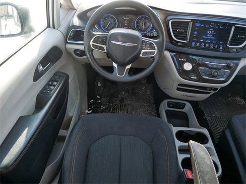 Used 2017 Chrysler Pacifica Touring image 10