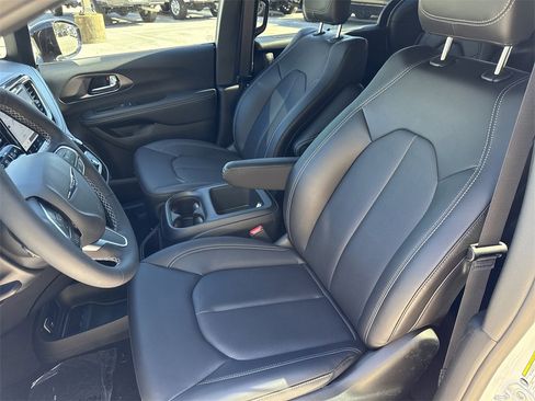 New 2026 Chrysler Pacifica Select image 12