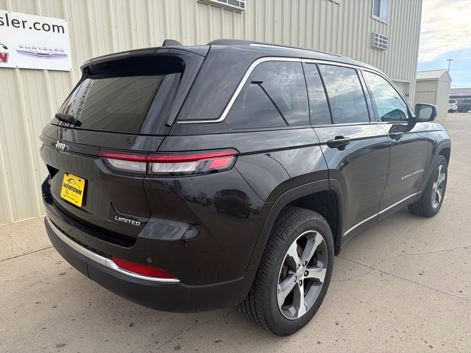 Used 2023 Jeep Grand Cherokee Limited AWD/4WD image 7