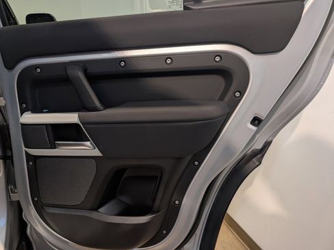 Used 2023 Land Rover Defender 110 SE image 27