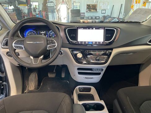 Used 2022 Chrysler Voyager LX FWD image 8