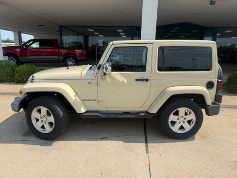 Used 2011 Jeep Wrangler Sahara w/ Dual Top Group AWD/4WD image 14