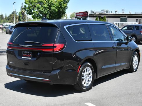 Used 2023 Chrysler Pacifica Touring-L FWD image 8