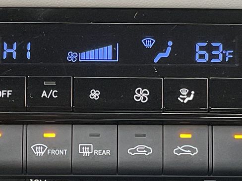 Used 2024 Hyundai Elantra Limited image 18