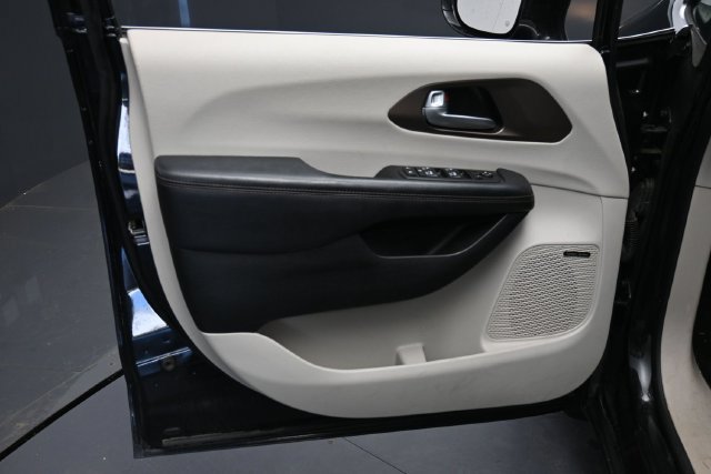Used 2017 Chrysler Pacifica Touring-L Plus FWD image 10
