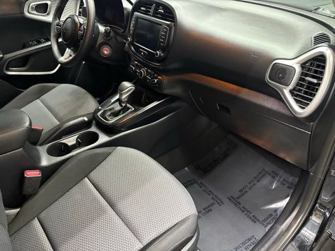 Used 2023 Kia Soul LX w/ LX Technology Package FWD image 38