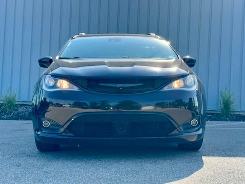 Used 2019 Chrysler Pacifica Touring-L Plus w/ Advanced Safetytec Group FWD image 3