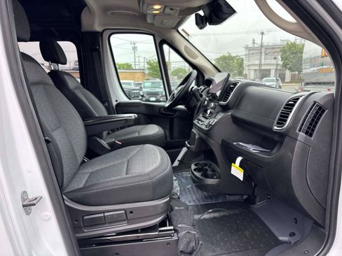 New 2026 RAM ProMaster 2500 w/ Crew Van Package FWD image 8