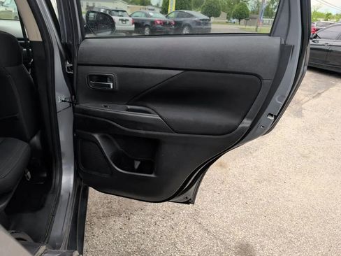 Used 2019 Mitsubishi Outlander ES FWD image 11