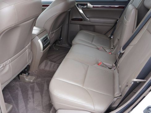 Used 2018 Lexus GX 460 Premium w/ Premium Package image 28