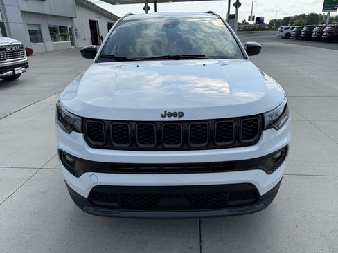 Used 2025 Jeep Compass Latitude w/ Convenience Group AWD/4WD image 3