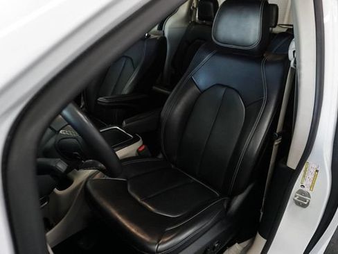 Used 2023 Chrysler Pacifica Touring-L FWD image 10