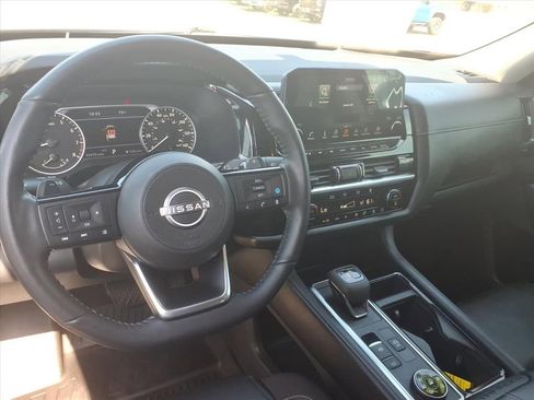 Used 2023 Nissan Pathfinder SL AWD/4WD image 18