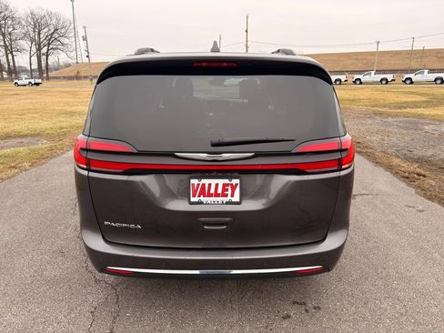 Used 2022 Chrysler Pacifica Touring-L image 9