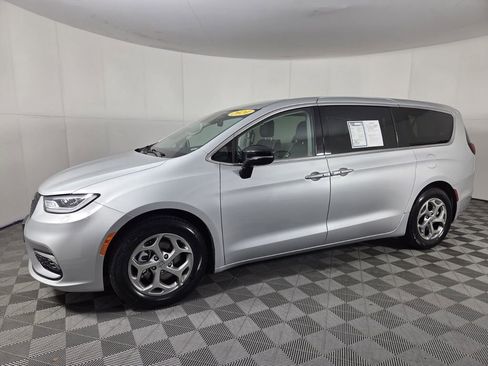 Certified 2024 Chrysler Pacifica Limited image 9