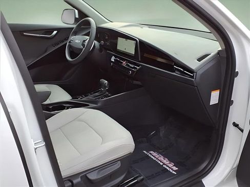 Used 2024 Kia Niro EX image 18