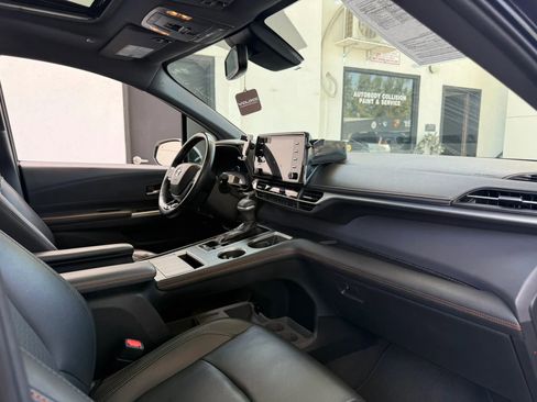 Used 2021 Toyota Sienna XSE FWD image 11