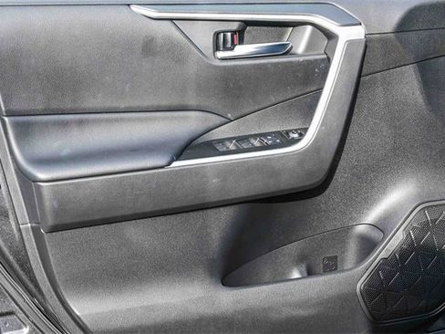 Used 2022 Toyota RAV4 SE image 22