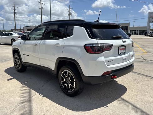 Used 2025 Jeep Compass Trailhawk image 5