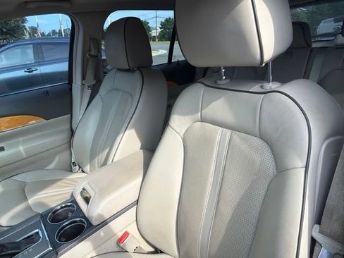 Used 2013 Lincoln MKX FWD image 3