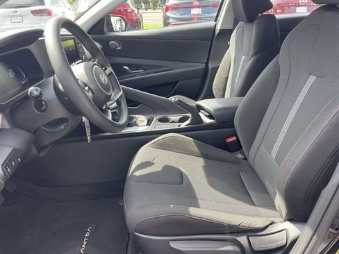 Certified 2025 Hyundai Elantra SE FWD image 17