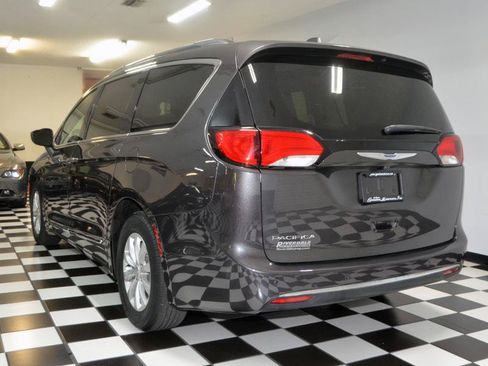 Used 2019 Chrysler Pacifica Touring-L FWD image 7
