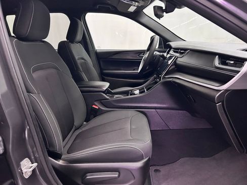 Used 2024 Jeep Grand Cherokee Laredo image 22