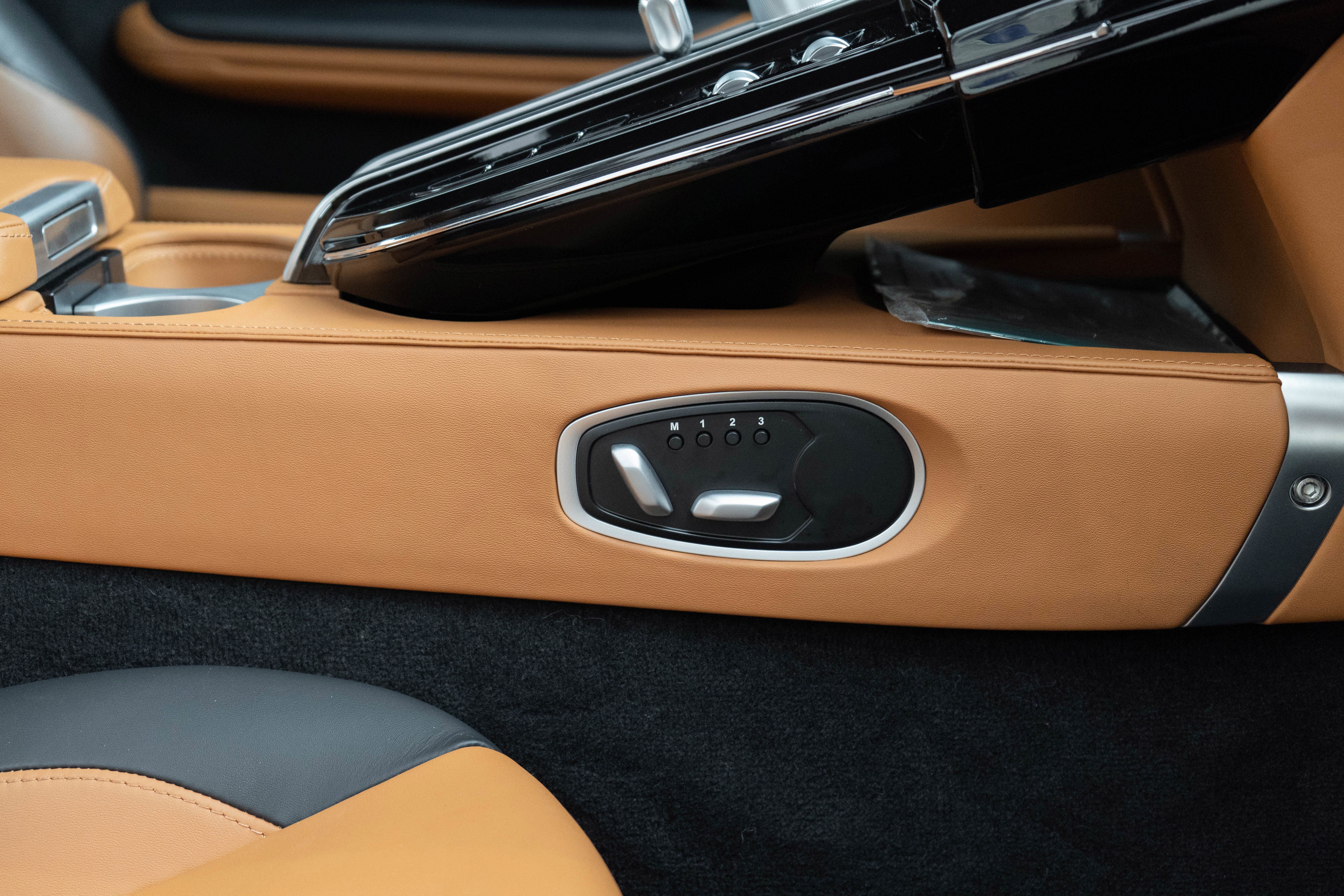 Used 2025 Aston Martin V8 Vantage Coupe RWD image 26