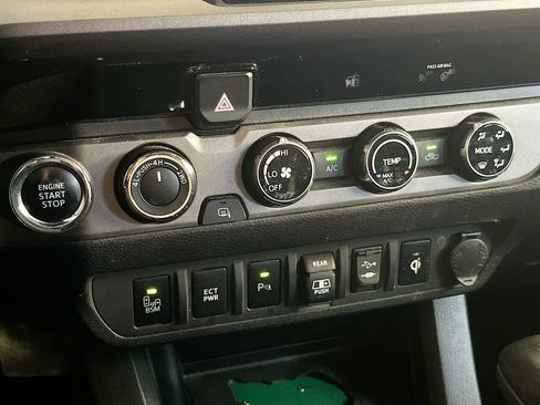 Used 2018 Toyota Tacoma TRD Sport w/ Technology Package AWD/4WD image 16