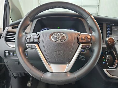 Used 2020 Toyota Sienna Limited Premium image 25