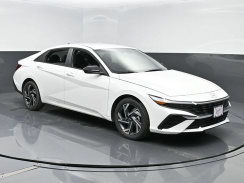 Certified 2025 Hyundai Elantra Sport FWD image 1