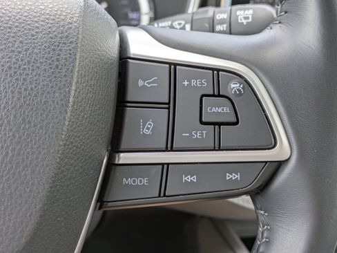 Used 2022 Toyota Highlander XLE FWD image 24