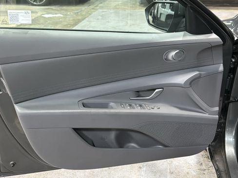 Used 2025 Hyundai Elantra Hybrid FWD image 9