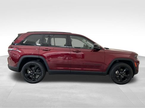 Used 2023 Jeep Grand Cherokee Limited w/ Black Appearance Package AWD/4WD image 6