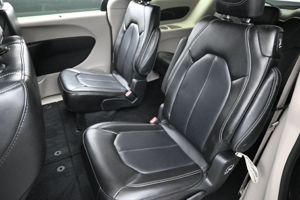 Used 2023 Chrysler Pacifica Touring-L FWD image 11