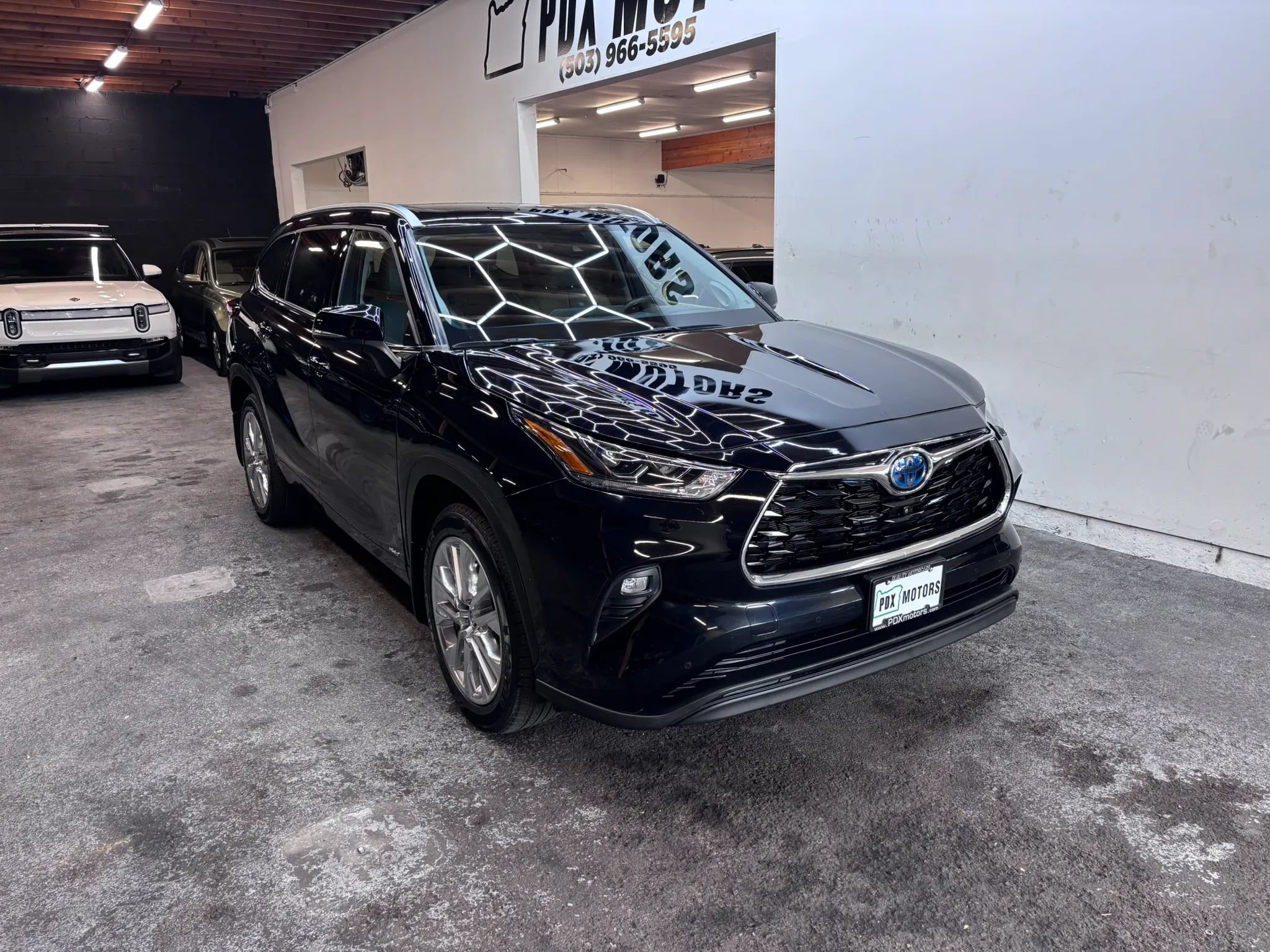 Used 2023 Toyota Highlander Limited AWD/4WD image 2