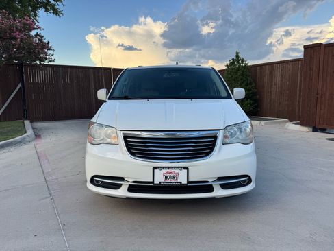 Used 2013 Chrysler Town & Country Touring FWD image 1