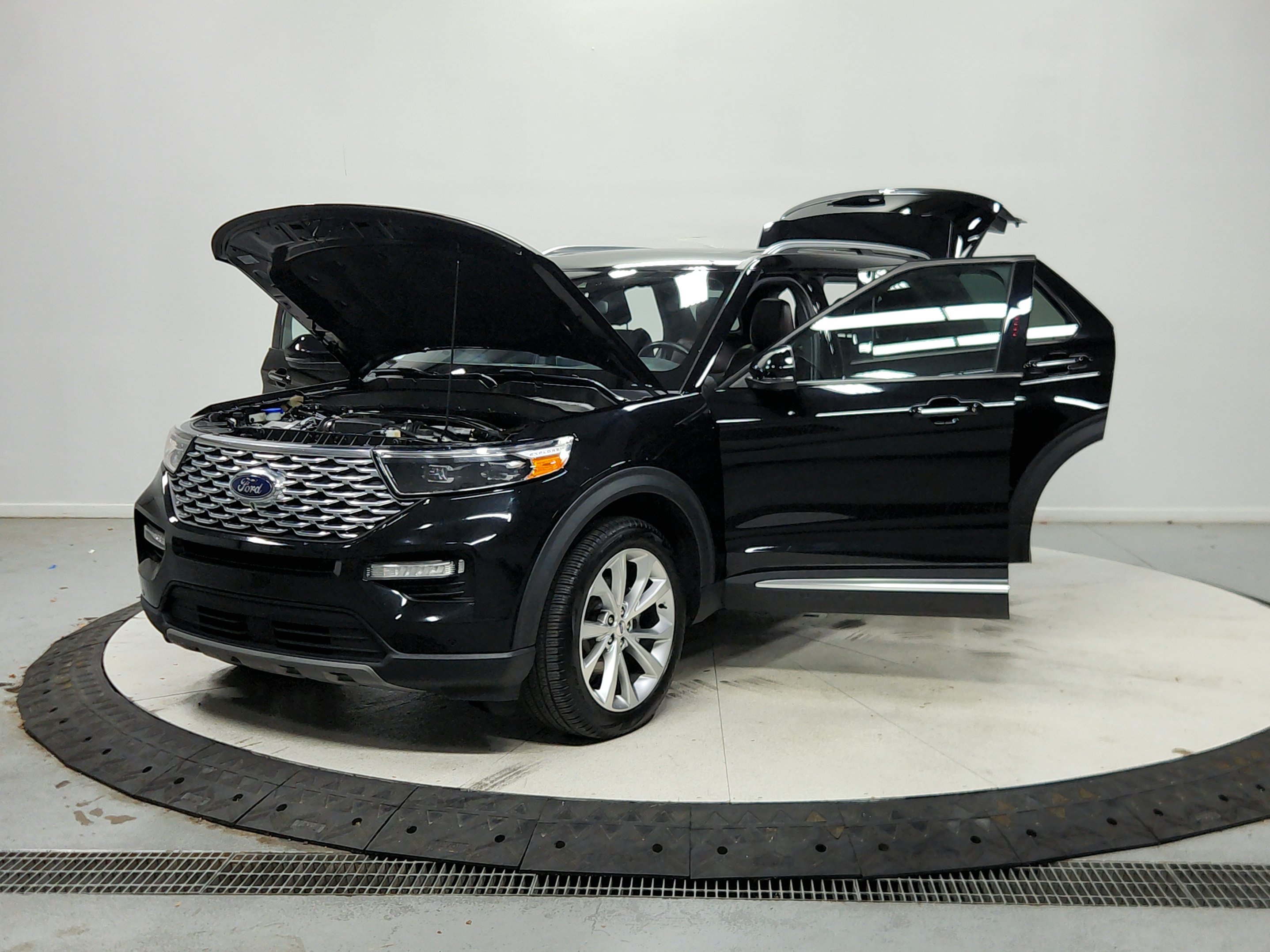 Used 2023 Ford Explorer Platinum w/ Technology Package AWD/4WD image 12