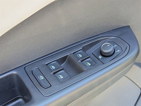 Certified 2025 Volkswagen Taos SE image 18